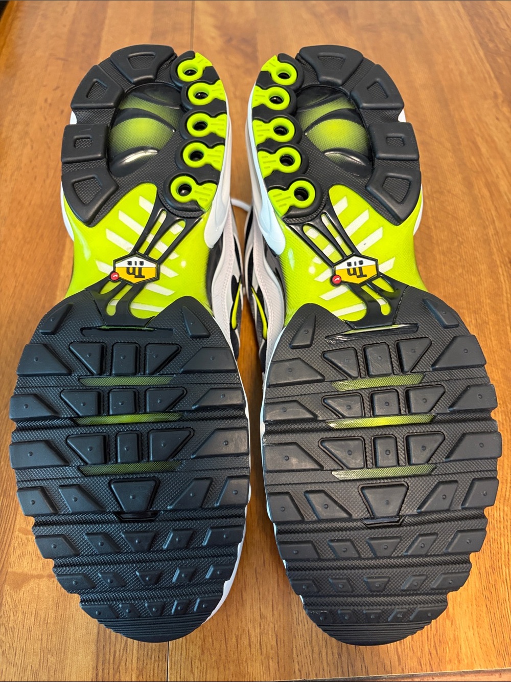Nike Air Max Plus Label - White/Volt/Black - Picture 5 of 6